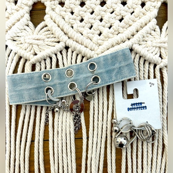 URBAN OUTFITTERS Bundle of Denim Chain-Embellished Chocker/set of 4 silver rings - Picture 2 of 11